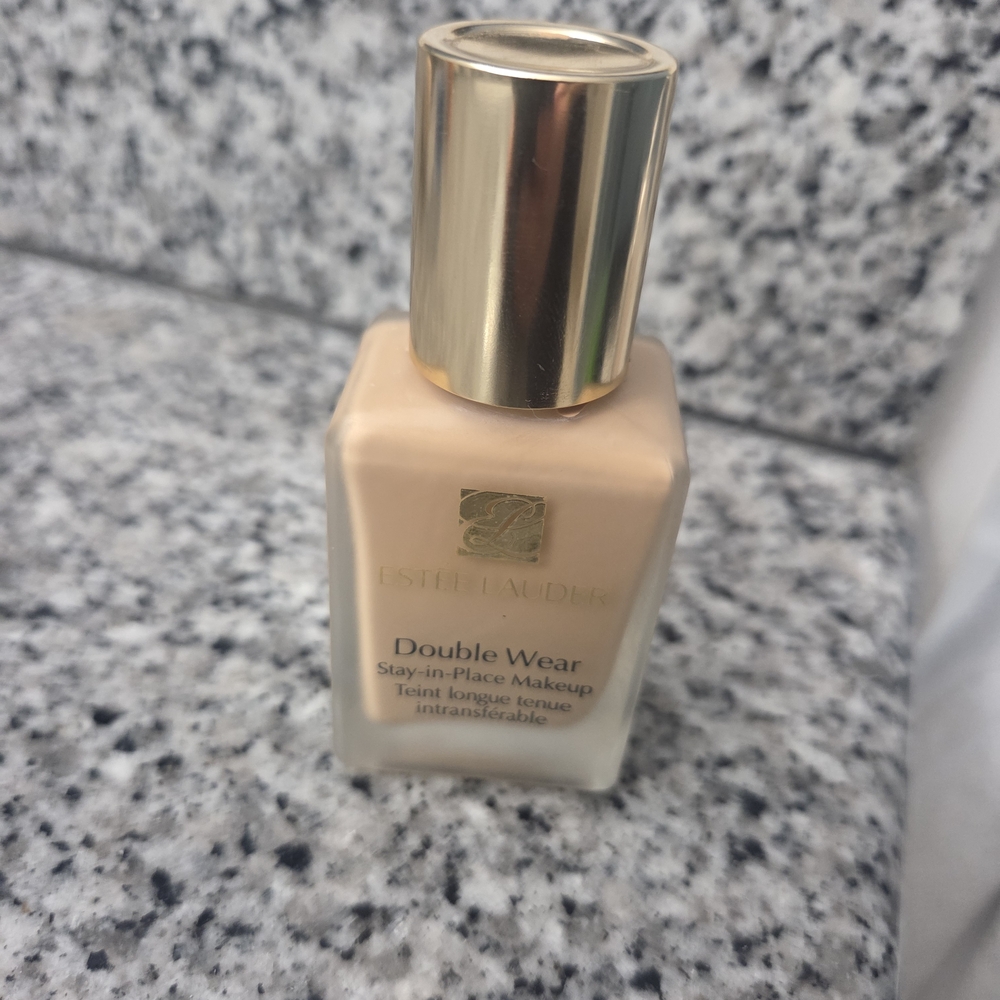 Estee Lauder Double Wear Stay-in-Place Makeup - Cream - Picture 2 of 5